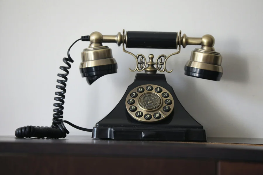 Een oude telefoon die staat over te gaan zonder dat er iemand opneemt