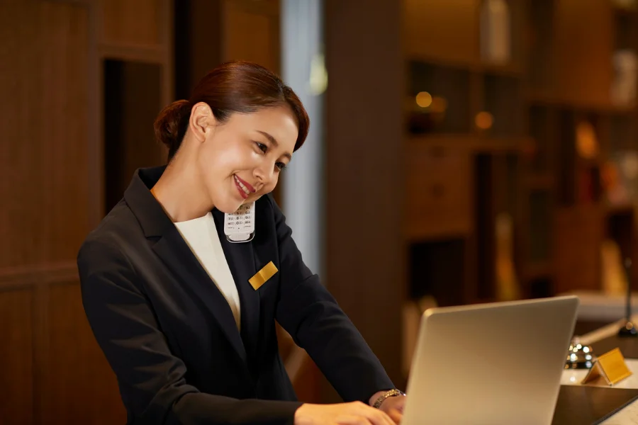 Een receptioniste die tijdens het telefoneren de agenda checkt